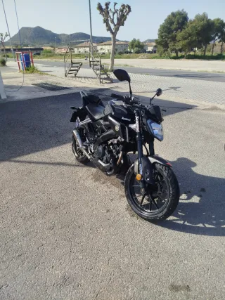 Yamaha MT-125 Negra, tubo de escape homologado