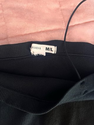 Top nero con spalline sottili