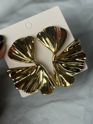 Brincos dourados folha