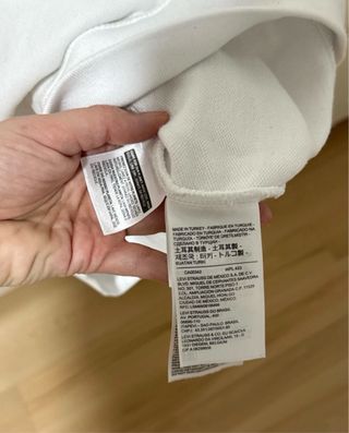 Sudadera Levi's Blanca Logo Rojo  Talla M