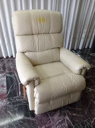 Sofá polipiel beige 3 plazas y butaca reclinable