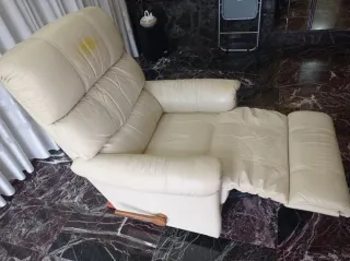 Sofá polipiel beige 3 plazas y butaca reclinable