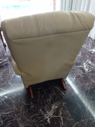 Sofá polipiel beige 3 plazas y butaca reclinable