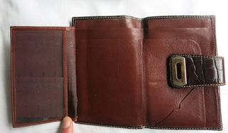 Cartera marrón con pasador