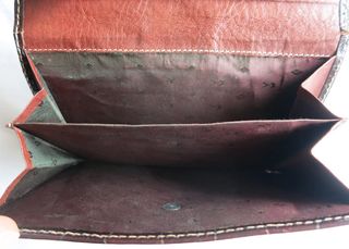 Cartera marrón con pasador