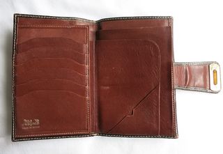 Cartera marrón con pasador