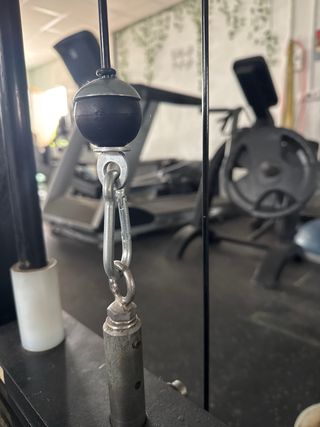Máquina femoral tumbado gym