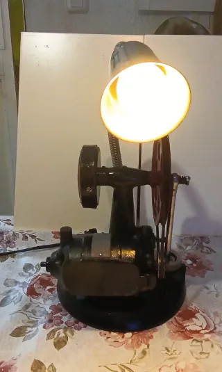 Lámpara antigua de máquina de coser medias