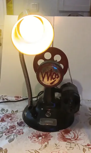 Lámpara antigua de máquina de coser medias