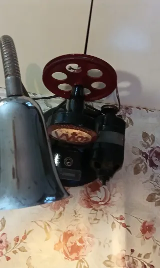 Lámpara antigua de máquina de coser medias