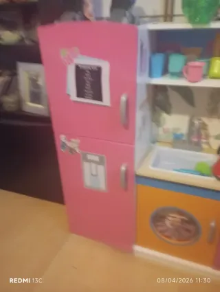 Cocinita de juguete rosa y blanca