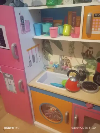 Cocinita de juguete rosa y blanca