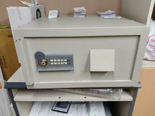 Caja fuerte YEM con teclado numérico