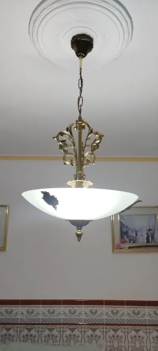 Lámpara de salón dorada y blanca