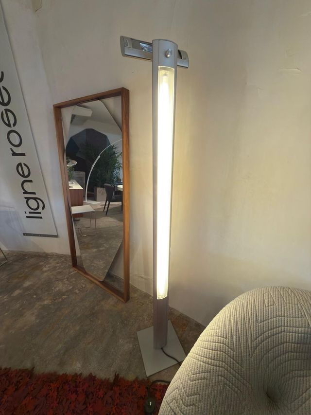 Lámpara de pie modelo EXTENSIA de LIGNE ROSET