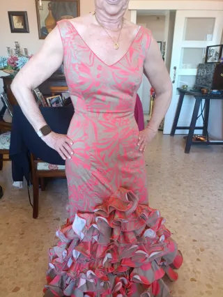Traje de flamenca beige y rosa