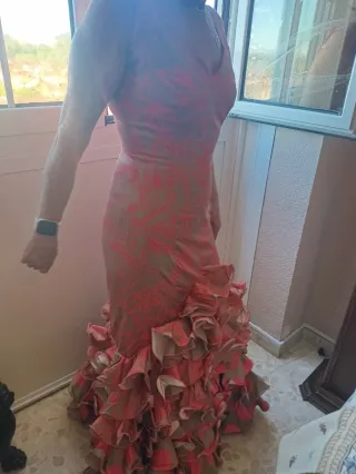 Traje de flamenca beige y rosa