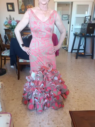 Traje de flamenca beige y rosa