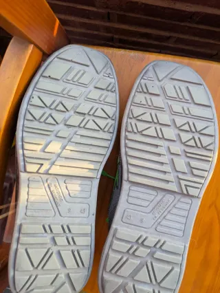 Zapatos de seguridad grises y verdes