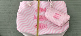 Bolsa de playa con peces rosa y blanco