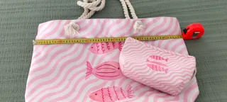 Bolsa de playa con peces rosa y blanco