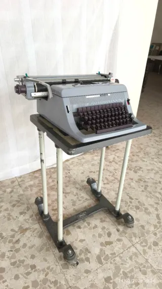 Máquina de escribir Olivetti Línea 88