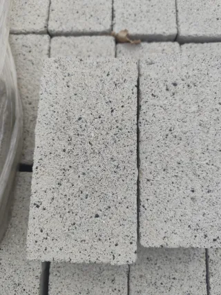 Adoquines macizos gris blanco