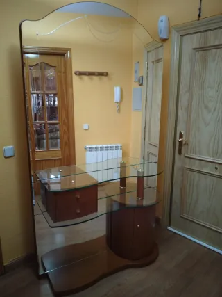 Mueble de entrada madera y cristal.