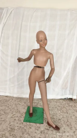 Maniquí infantil articulado con base