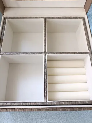 Joyero Beige y Dorado