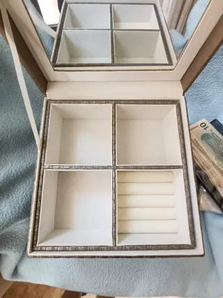 Joyero Beige y Dorado