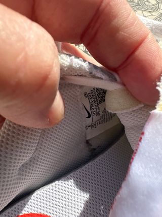 Zapatillas Nike grises y blancas