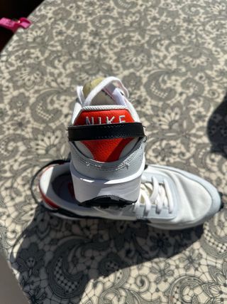 Zapatillas Nike grises y blancas