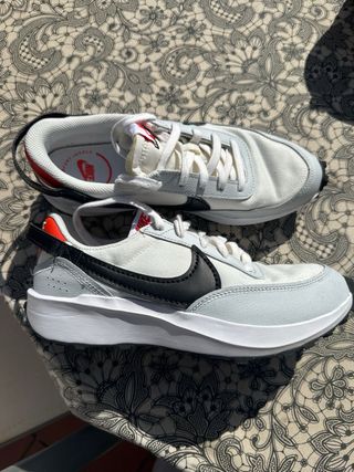 Zapatillas Nike grises y blancas