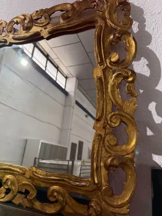 Espejo antiguo dorado con marco tallado