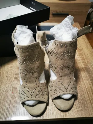 Sandalias de tacón beige con tachuelas