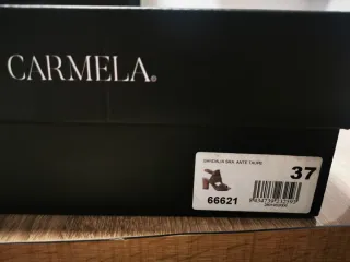 Sandalias de tacón beige con tachuelas