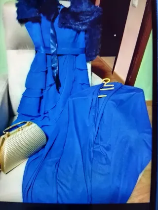Vestido de fiesta azul con estola