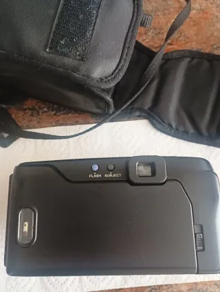 Cámara de fotos compacta negra