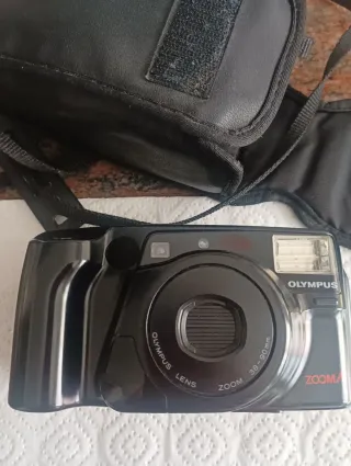 Cámara de fotos compacta negra