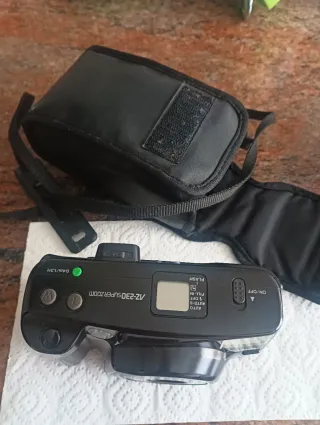 Cámara de fotos compacta negra