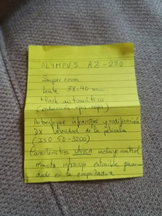 Cámara de fotos compacta negra