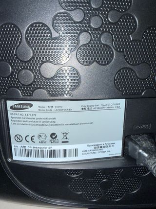 Televisor Samsung Negro con Cables incluidos.