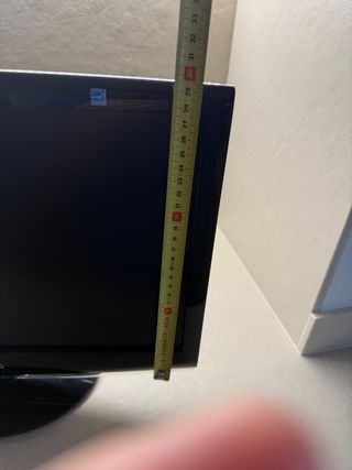 Televisor Samsung Negro con Cables incluidos.