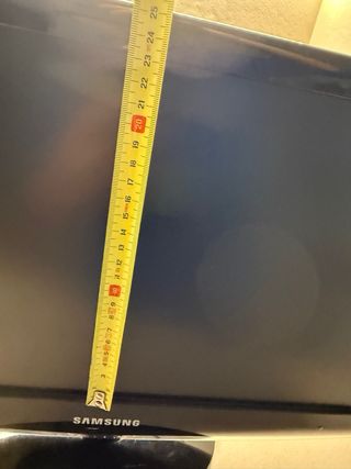 Televisor Samsung Negro con Cables incluidos.