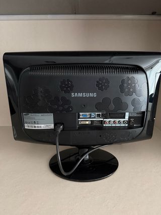 Televisor Samsung Negro con Cables incluidos.