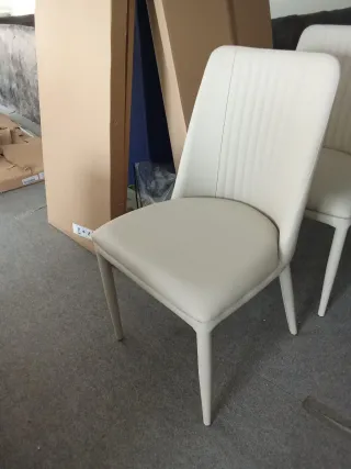 4 Sillas de comedor beige sintéticas NUEVAS