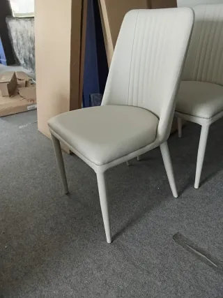 4 Sillas de comedor beige sintéticas NUEVAS