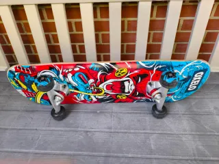 Skate de madera con ruedas azules