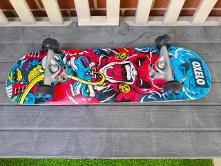 Skate de madera con ruedas azules